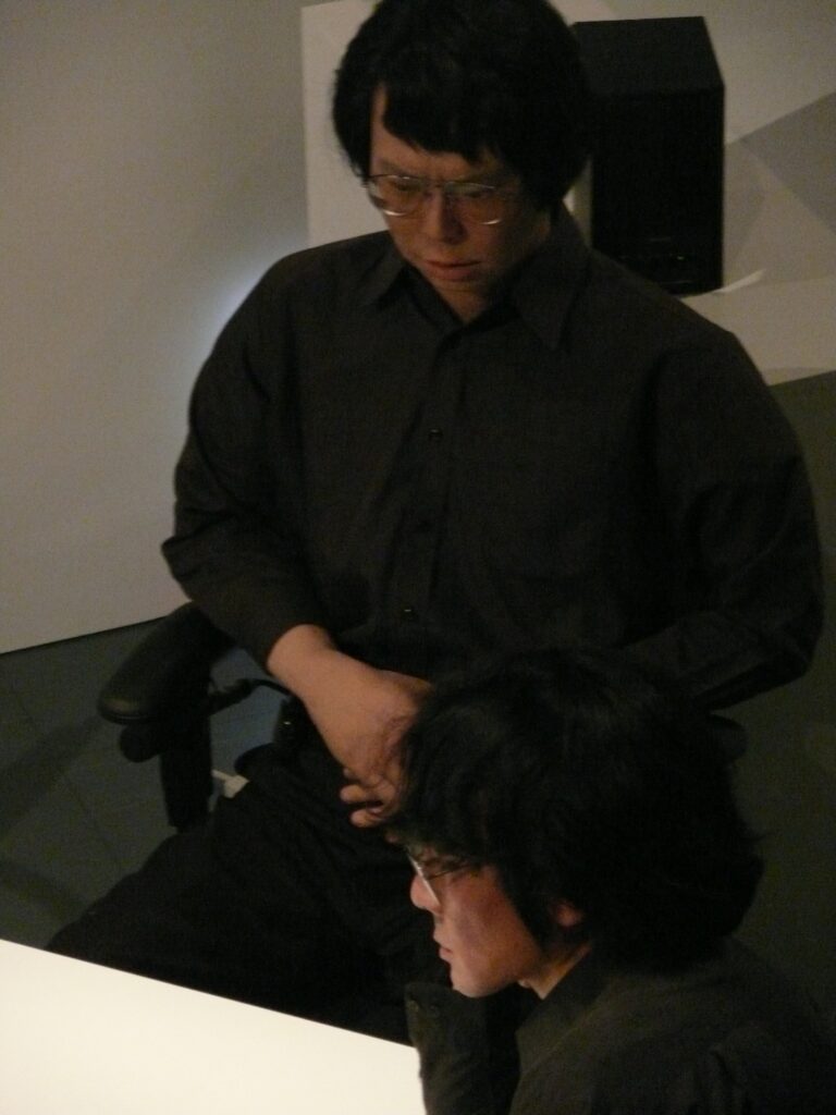 불쾌한 골짜기 개념을 설명하는 로봇공학자 이시구로 히로시와 닮은꼴 안드로이드 제미노이드 HI-1